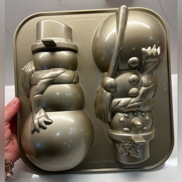 WILLIAMS SONOMA NORDIC WARE 3D SNOWMAN CAKE PAN inspired by frosty the Snowman - Picture 3 of 10